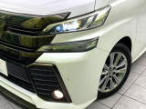 【LEDヘッドライト】悪天候や夜間走行時も良好な視界を確保し安心して運転できる高輝度LEDヘッドライトを装備!点灯速度が早く、消費電力も抑えられています。