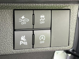 運転席まわりには各種サポート機能のスイッチが並び、表示から項目を見分けやすい配置です。必要に応じて確認しやすく、日常の運転を支える装備が揃っています。