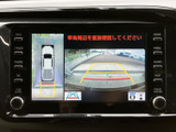 後方映像と車両周辺の表示を画面で確認でき、駐車時の安全確認をサポートします。ガイドラインも表示されるため、車庫入れや狭い場所での切り返しに役立つ装備です。