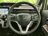 左右にスイッチを備えたステアリングで、運転姿勢のまま手元で各種操作を行えます。握りやすい形状と見渡しやすい配置で、日常の運転をサポートします。