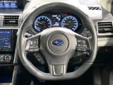 インテリアに合わせたデザインのステアリングは、運転される方のことも考え、運転しやすい形状、大きさです。是非一度、実際に触ってお確かめください。