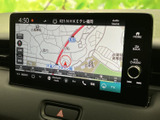 地図画面では周辺道路や現在地を確認でき、目的地までの移動をサポートします。画面下部には音楽や電話などの項目も並び、必要な情報をひと目で探しやすいレイアウトです。