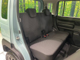 後部座席も気になるようなキズ・汚れやへたり等、大きなダメージはなく、良好な状態です。