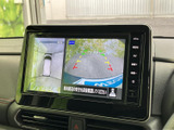 車両周辺の映像に加え、上から見た表示も確認できるモニターです。駐車時に周囲や後方の状況を把握しやすく、狭い場所での車庫入れや切り返しをサポートしてくれます。