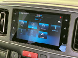 FM・AMやBluetooth、USBなどの選択項目が一覧で表示され、使いたい機能を探しやすい画面です。情報が整理されており、日々の移動に合わせて音楽やラジオを楽しめます。