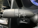 雨天時の視界を確保するワイパーレバー。オート機能で、状況に応じて最適な拭き取りを行います。