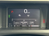 速度や走行に関する情報が一画面に集約され、運転中にも確認しやすい表示です。燃料残量や警告表示なども見渡せるため、出発前の確認や日常の運転をサポート。表示が見やすく使い勝手に優れています。