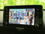 テレビ番組を画面で視聴でき、停車中の休憩時間にも活用できます。画面は見やすい位置に設置されており、日常の待ち時間を過ごす際の楽しみとして便利です。
