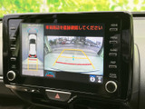 後方の映像に加えて車両周辺の状況も画面で確認でき、駐車時の安全確認をサポートします。ガイド表示を目安に周囲を直接確かめながら、落ち着いて車庫入れを行えます。