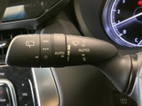 操作しやすい位置に配置されたレバーで、スムーズなウインカー操作が可能。安全な車線変更をサポートします。