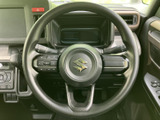 握りやすいステアリングは、運転の楽しさを高めてくれます。操作性にも優れており、スムーズなハンドリングを実現。運転への自信が湧いてきます。