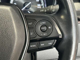 【レーダークルーズコントロール】ミリ波レーダーが車間距離を測って設定車速内で車速に比例した車間距離を保ちながら追従走行する装置で近づきすぎたときは自動でブレーキし、離れすぎたときには自動増速もする。