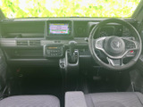 中央の画面とオーディオ操作部が見やすくまとまり、運転席から確認しやすい配置です。画面表示やボタン類を視線の届く範囲で扱え、日常の移動中も使いやすい装備です。