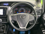 【純正革巻きステアリング】上質な革を使用することで、手にしっかり馴染みとても運転しやすいハンドルです♪