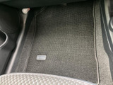 足元にはフロアマットが敷かれ、乗り降りの際に目に入る運転席まわりを落ち着いた印象にまとめています。足を置くスペースの様子も確認いただけます。