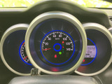 視認性の高いメーター類が、運転に必要な情報を的確に伝えます。落ち着いたデザインは、運転に集中できる環境を提供します。