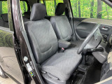 運転席まわりには十分なスペースがあり、大柄な方でもゆったり運転していただける環境です。