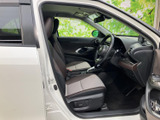 ゆとりを感じる前席まわりで、シートに座ると運転席からの視界を確認しやすいレイアウトです。落ち着いた色合いの室内で、日々の移動も心地よくお過ごしいただけます。