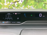 視認性の高いメーター類で、運転に必要な情報を的確に把握できます。デザイン性と機能性を兼ね備えた空間です。