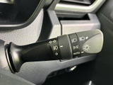 操作しやすい位置に配置されたウインカーレバー。スムーズな操作で、安全な車線変更をサポートします。