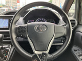 手元には複数のスイッチがまとまり、運転姿勢を大きく変えずに各種操作へアクセスできます。メーター類を確認しながら扱いやすい配置で、毎日の運転を便利に支える装備です。