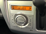 【オートエアコン】一度お好みの温度に設定すれば、車内の温度を検知し風量や温度を自動で調整。暑い&hellip;寒い&hellip;と何度もスイッチ操作をする必要はありません。快適な車内空間には必須の機能ですね♪