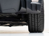 車体を後方から見た際の【右後輪】です。溝の残量やキズの有無など、より状態を詳しくお知りになりたい場合はスタッフまでお尋ね下さいませ。