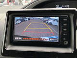 後方の様子を画面で確認でき、駐車時の位置合わせをサポートします。ガイド線も表示されるため、車庫入れや狭い場所での後退時に役立ちます。周囲を目視で確かめながらご活用ください。