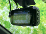 フロントガラス付近にドライブレコーダーを設置し、運転中の状況を記録できる装備です。画面で設定や記録内容を確認でき、日々の運転をサポートします。