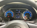視認性の高いメーターで、運転に必要な情報をしっかり確認できます。明るさ調整機能も搭載し、夜間でも見やすいのが特徴です。