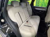 後部座席も気になるようなキズ・汚れやへたり等、大きなダメージはなく、良好な状態です。
