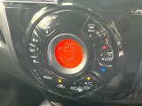 【オートエアコン】一度お好みの温度に設定すれば、車内の温度を検知し風量や温度を自動で調整。暑い&hellip;寒い&hellip;と何度もスイッチ操作をする必要はありません。快適な車内空間には必須の機能ですね♪