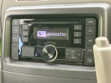 画面とボタンが見やすくまとまり、音源の選択や音量調整を直感的に行えます。ラジオやCDに加えてAUX・USB端子も備わり、通勤やお出かけの移動時間に便利です。