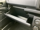 助手席前に備わる収納スペースは、手元の小物や車内で使う品をまとめる際に便利です。開閉しやすい位置にあり、日常の乗車時にも使い分けしやすい実用的な装備です。