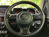 握りやすいステアリングは、運転中の操作をサポート。スポーティなデザインで、より快適なドライブを演出します。