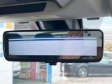 【スマートリヤビューミラー】後席の大きな荷物や同乗者で後方が確認しづらい時でも安心!カメラが撮影した車両後方の映像をルームミラー内に表示。クリアな視界で状況の確認が可能です!