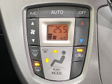【オートエアコン】一度お好みの温度に設定すれば、車内の温度を検知し風量や温度を自動で調整。暑い&hellip;寒い&hellip;と何度もスイッチ操作をする必要はありません。快適な車内空間には必須の機能ですね♪