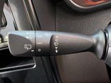 レバー上の表示で各操作の目安を確認でき、運転席から手元を見て扱いやすい配置です。雨天時など状況に応じて使う装備へ手が届きやすく、日常の運転を支えてくれます。