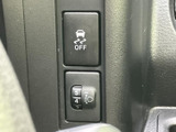 走行をサポートするスイッチ類が縦にまとまり、運転席から場所を把握しやすい配置です。表示の文字やマークも確認しやすく、状況に応じて必要な項目を選びやすい実用的な装備です。