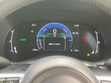 速度や燃料残量などの情報を運転席正面にまとめ、必要な表示を確認しやすい構成です。中央のディスプレイにも情報が表示され、走行前の確認や日々の運転時に役立ちます。
