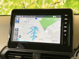 現在地や周辺の道路を画面で確認でき、目的地までの道順を把握する際に便利です。画面表示を見ながら行き先を確認できるので、初めて訪れる場所へのお出かけにも役立ちます。