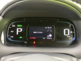 必要な情報をひと目で確認できる見やすいデザインです。車速や燃料残量などを把握しやすく、運転に集中できます。