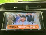 映像を表示できるTV画面を備え、停車中のひと休みに番組や映像を楽しめます。画面上で視聴内容を確認でき、待ち時間を車内で過ごす際にも便利な装備です。