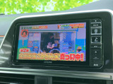 テレビ番組を映せる画面を備えており、停車中の待ち時間も映像を楽しめます。表示が見やすく、画面まわりのボタンから切り替えなどを行いやすい配置です。
