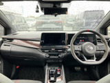洗練された空間が広がり、ドライバーを包み込むようなシートが快適な運転をサポートします。個性を際立たせる、印象的なデザインのインパネも特徴です。