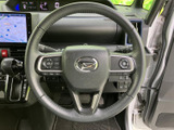 握りやすいステアリングは操作性も高く、運転姿勢に合わせて調整することで、快適なドライビングを実現します。