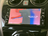 停車中にテレビや映像を楽しめる画面を備えており、休憩時間のひとときにも活用いただけます。画面上で内容を確認しやすく、車内で過ごす時間に便利な装備です。