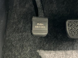 足元には押して操作するペダル式のスイッチを配置し、運転姿勢のまま扱いやすい設計です。踏み込みやすい場所にまとまり、足元の操作を確認しやすい実用的な装備となっています。