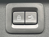 【パワーバックドア】スマートキーや運転席のボタンを押すだけでリアゲートが自動で開閉します!荷物を持っている時や、高い位置にあるバックドアを閉める際に便利な機能です♪