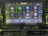 テレビや音楽、目的地設定などの項目がまとまり、画面上で選択しやすい構成です。自宅や名称から行き先を探せるほか、履歴も確認でき、日々の移動を便利にサポートします。